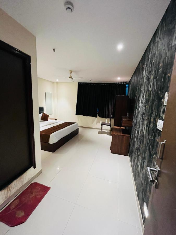 Hotel Nova Vesu Surat Dış mekan fotoğraf