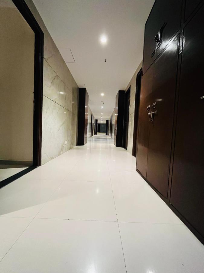 Hotel Nova Vesu Surat Dış mekan fotoğraf