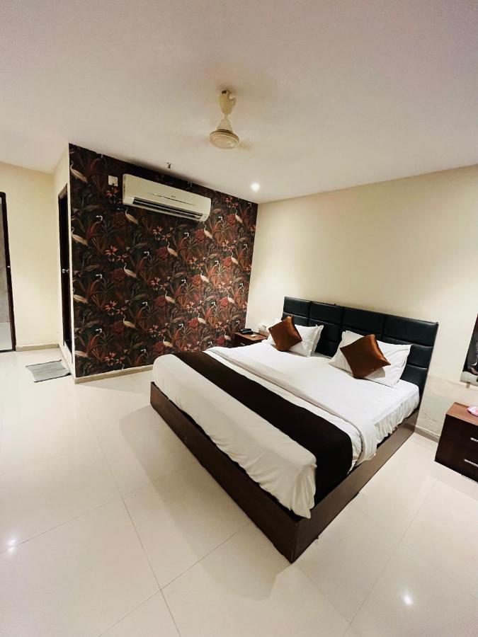 Hotel Nova Vesu Surat Dış mekan fotoğraf