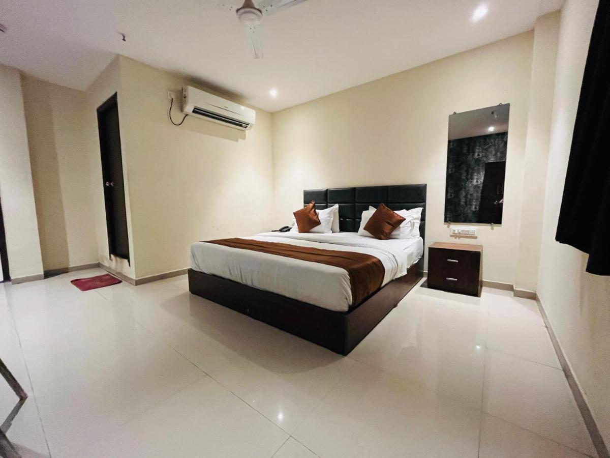 Hotel Nova Vesu Surat Dış mekan fotoğraf