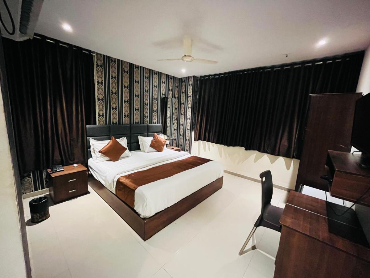 Hotel Nova Vesu Surat Dış mekan fotoğraf