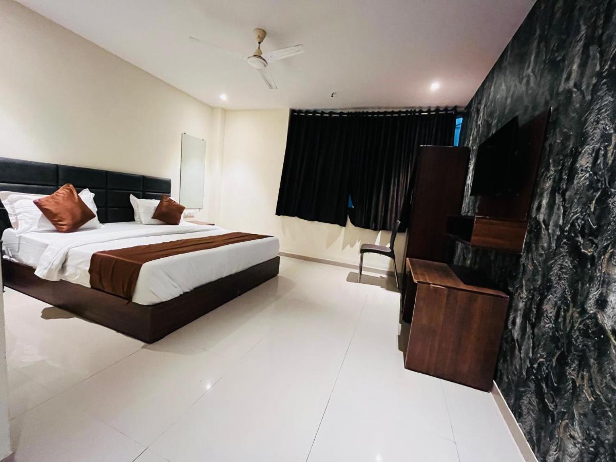 Hotel Nova Vesu Surat Dış mekan fotoğraf