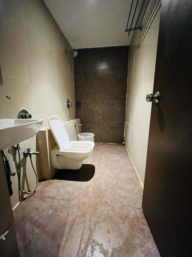 Hotel Nova Vesu Surat Dış mekan fotoğraf